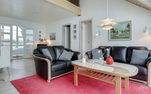 Otis - 10M from the Sea: Möbel, Holz, Interior Design, Decke, Couch, Wohnzimmer, Flooring, Fussboden, Zimmer, Tabelle