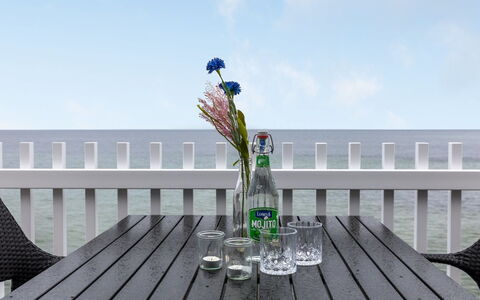 Otis - 10M from the Sea: Möbel, Gartenmöbel, Tabelle, Tisch Im Freien, Stuhl, Verbundwerkstoff, Deck, Hartholz, Balkon, Holzboden