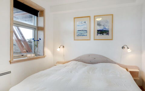 Otis - 10M from the Sea: Bett, Schlafzimmer, Interior Design, Wand, Bettdecke, Bedding, Fussboden, Holz, Decke, Möbel