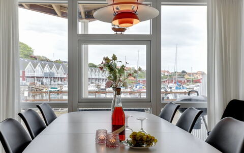 Otis - 10M from the Sea: Interior Design, Möbel, Decke, Stuhl, Tabelle, Flooring, Fussboden, Küche & Esszimmer Tisch, Esszimmer, Light Fixture