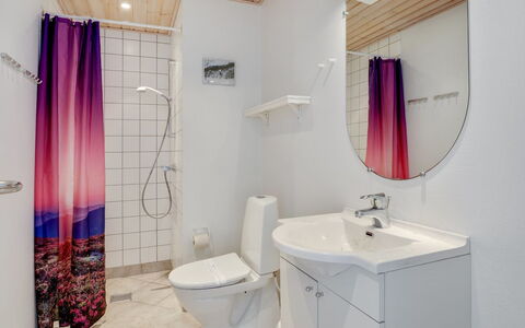 Otis - 10M from the Sea: Flooring, Fussboden, Interior Design, Armatur, Decke, Beleuchtung, Zimmer, Badezimmer, Installation, Sinken