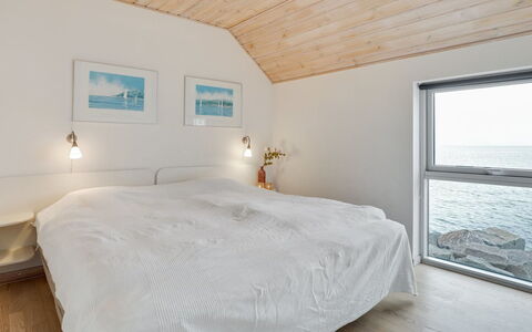 Otis - 10M from the Sea: Holz, Flooring, Fussboden, Schlafzimmer, Decke, Interior Design, Bett, Linens, Möbel, Bettdecke