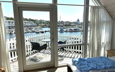 Otis - 10M from the Sea: Wohnung, Balkon, Gartenmöbel, Deck, Veranda, Blumentopf, Stuhl, Zimmerpflanze, Hartholz, Aluminium