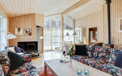 Sakarias - 800M from the Sea: Wohngebiet, Dach, Vorort, Auffahrt, Estate, Kamin