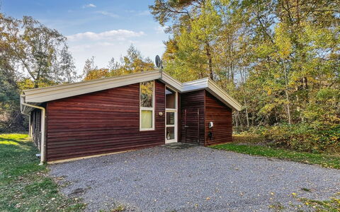 Sakarias - 800M from the Sea: Wohngebiet, Dach, Vorort, Auffahrt, Estate, Kamin