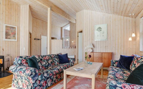 Sakarias - 800M from the Sea: Wohngebiet, Dach, Vorort, Auffahrt, Estate, Kamin