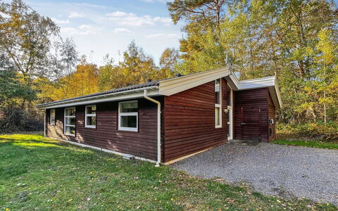 Sakarias - 800M from the Sea: Wohngebiet, Dach, Vorort, Auffahrt, Estate, Kamin