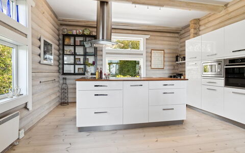 Heli - 200M from the Sea: Küche, Flooring, Holz, Countertop, Interior Design, Cabinetry, Holzboden, Fussboden, Möbel, Zuhause