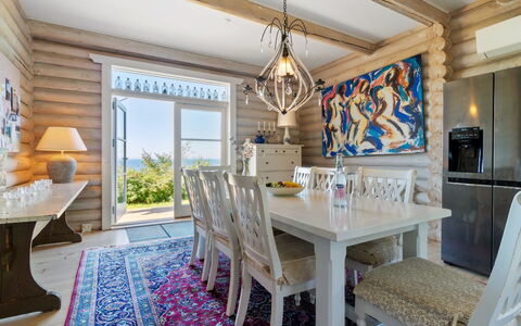 Heli - 200M from the Sea: Möbel, Interior Design, Holz, Flooring, Stuhl, Decke, Tabelle, Fussboden, Esszimmer, Zimmer
