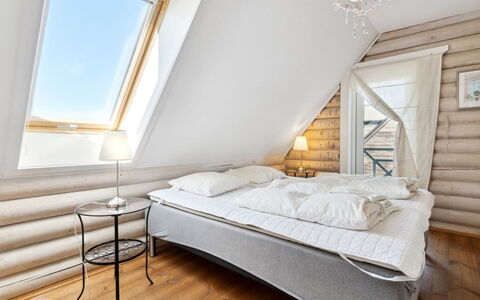 Heli - 200M from the Sea: Holz, Schlafzimmer, Interior Design, Bett, Fussboden, Decke, Bedding, Linens, Bettdecke, Dachboden