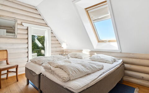 Heli - 200M from the Sea: Holz, Schlafzimmer, Bett, Möbel, Bedding, Bettdecke, Linens, Hartholz, Bettrahmen, Decke