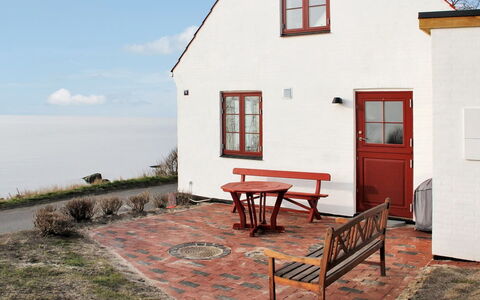 Uschi - 15M from the Sea: Gebäude, Haus, Fenster, Zuhause, Dach, Wohngebiet, Strauch, Hütte, Grundstueck
