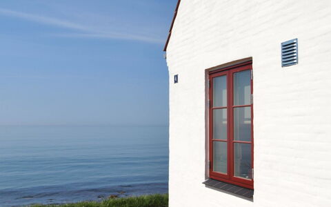 Uschi - 15M from the Sea: Gebäude, Haus, Fenster, Zuhause, Dach, Wohngebiet, Strauch, Hütte, Grundstueck