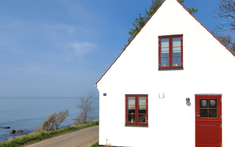 Uschi - 15M from the Sea: Gebäude, Haus, Fenster, Zuhause, Dach, Wohngebiet, Strauch, Hütte, Grundstueck