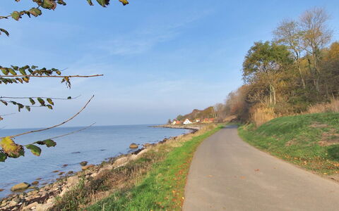 Uschi - 15M from the Sea: Gebäude, Haus, Fenster, Zuhause, Dach, Wohngebiet, Strauch, Hütte, Grundstueck