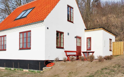 Uschi - 15M from the Sea: Gebäude, Haus, Fenster, Zuhause, Dach, Wohngebiet, Strauch, Hütte, Grundstueck