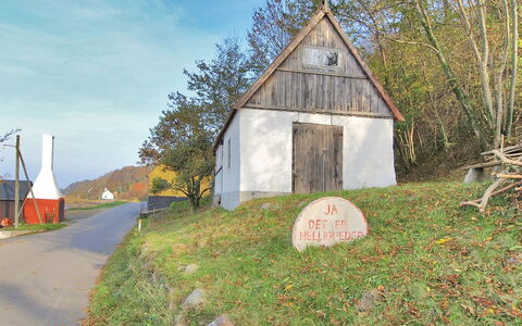 Uschi - 15M from the Sea: Gebäude, Haus, Fenster, Zuhause, Dach, Wohngebiet, Strauch, Hütte, Grundstueck