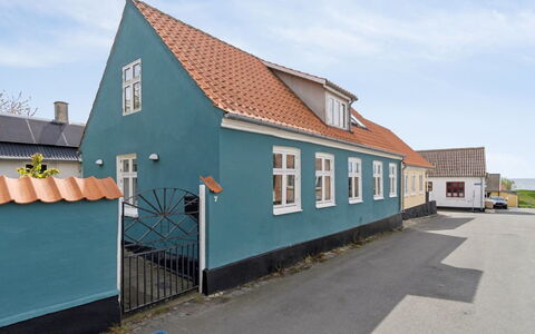 Heleen - 100M from the Sea: Blau, Wand, Gebäude, Fenster, Dach, Strassenbelag, Fassade, Haus, Die Architektur, Zuhause
