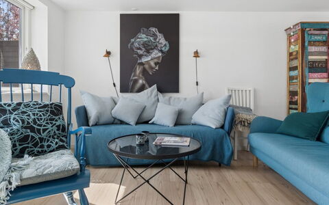 Heleen - 100M from the Sea: Möbel, Interior Design, Flooring, Fussboden, Couch, Holz, Wohnzimmer, Textil, Zimmer, Beleuchtung