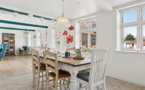 Heleen - 100M from the Sea: Möbel, Interior Design, Flooring, Fussboden, Esszimmer, Tabelle, Holz, Decke, Stuhl, Light Fixture