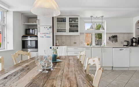 Heleen - 100M from the Sea: Möbel, Interior Design, Küche, Flooring, Fussboden, Holz, Decke, Countertop, Light Fixture, Cabinetry