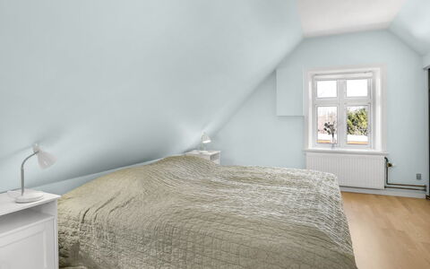Heleen - 100M from the Sea: Schlafzimmer, Flooring, Decke, Fussboden, Interior Design, Bett, Bedding, Zuhause, Zimmer, Bettdecke