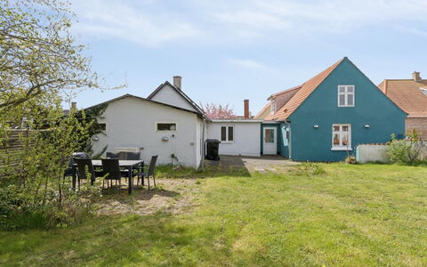 Heleen - 100M from the Sea: Himmel, Blau, Gras, Gebäude, Haus, Zuhause, Dach, Wohngebiet, Hütte, Die Architektur