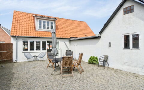 Heleen - 100M from the Sea: Dach, Haus, Zuhause, Hütte, Abstellgleis, Estate, Auffahrt, Gartenbauten, Garten, Schuppen