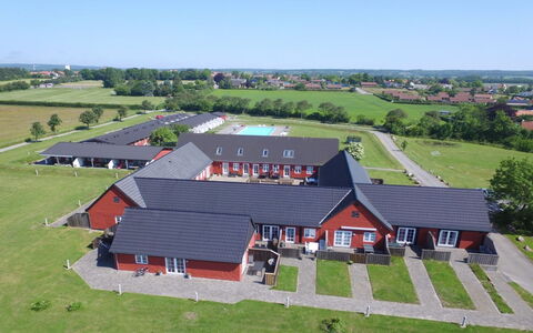 Esbern - 6Km from the Sea: Gras, Haus, Dach, Zuhause, Hütte, Strauch, Grundstueck, Ländliches Gebiet, Bauernhaus, Ground