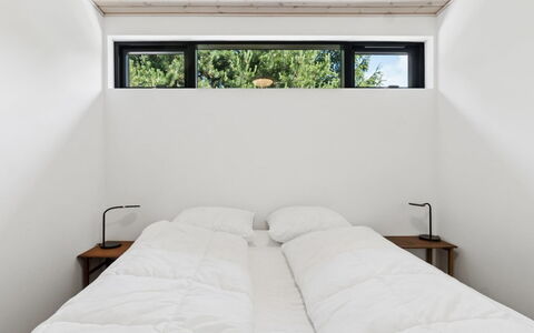 Gonne - 350M from the Sea: Holz, Schlafzimmer, Interior Design, Bett, Decke, Fussboden, Bedding, Bettdecke, Zimmer, Bettrahmen
