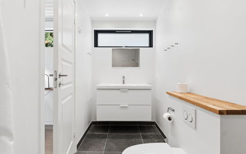 Gonne - 350M from the Sea: Flooring, Wand, Fussboden, Interior Design, Armatur, Badezimmer, Badezimmerschrank, Toilette, Sinken, Installation
