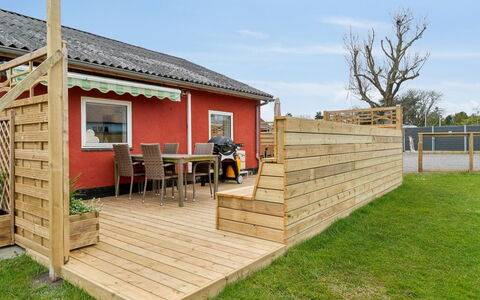 Kiana - 250M from the Sea: Holz, Haus, Hütte, Zuhause, Dach, Ländliches Gebiet, Abstellgleis, Blockhaus, Gartenbauten, Hartholz