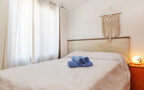 Gardenia: Bett, Möbel, Bedding, Schlafzimmer, Bettdecke, Interior Design, Wand, Linens, Holz, Fussboden