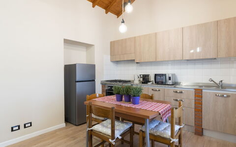La Masina: Cabinetry, Eigentum, Möbel, Countertop, Spüle, Holz, Herd, Interior Design, Küchengerät, Flooring