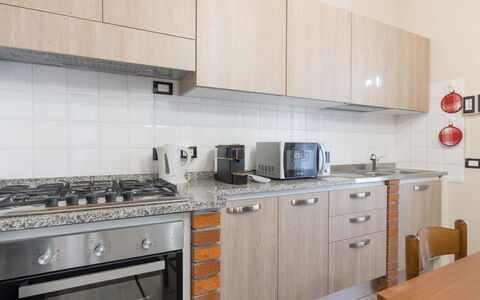 La Masina: Cabinetry, Eigentum, Countertop, Herd, Küche, Küchengerät, Haushaltsgerät, Cooktop, Herd, Holz