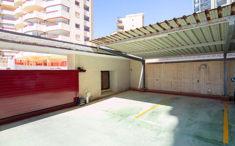 Calpe Playa: Gebäude, Eigentum, Daytime, Himmel, Fenster, Asphalt, Schatten, Wohngebiet, Strassenbelag, Nachbarschaft