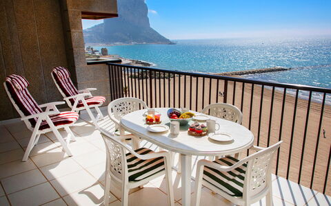 Calpe Playa: Wasser, Tabelle, Möbel, Himmel, Eigentum, Stuhl, Gebäude, Azurblau, Geschirr, Strandresort