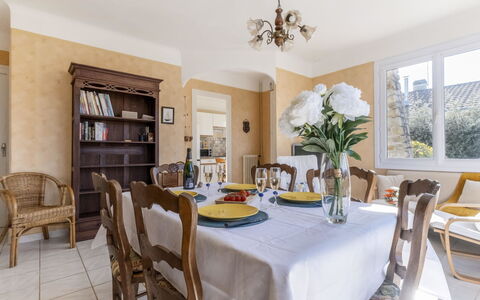 Les Albatros: Tabelle, Möbel, Eigentum, Countertop, Geschirr, Cabinetry, Essen, Pflanze, Fenster, Stuhl