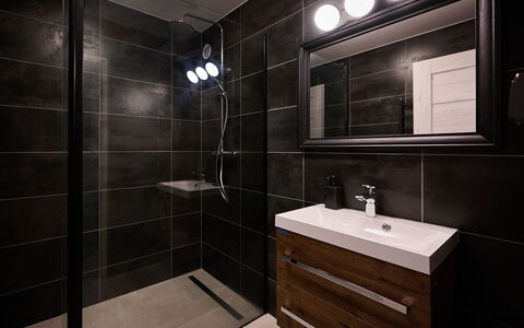 Harrachov 582: Armatur, Zapfhahn, Sinken, Badezimmer, Interior Design, Spiegel, Gebäude, Flooring, Holz, Cabinetry