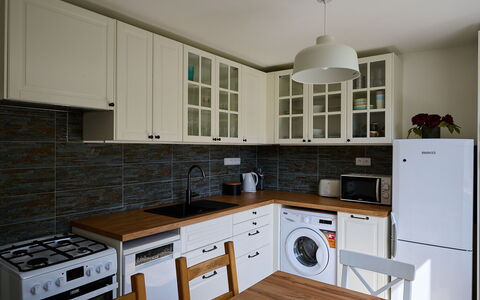 Harrachov 582: Cabinetry, Countertop, Spüle, Eigentum, Sinken, Zapfhahn, Herd, Küche, Holz, Haushaltsgerät