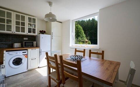 Harrachov 582: Möbel, Eigentum, Tabelle, Cabinetry, Stuhl, Holz, Herd, Countertop, Interior Design, Fenster