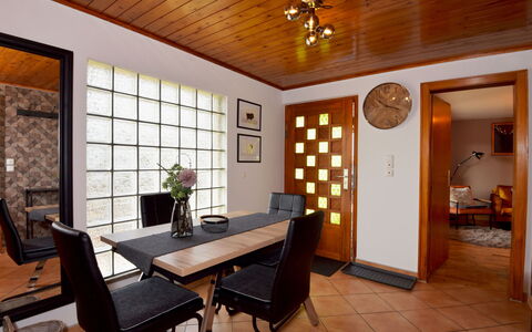 Selma: Eigentum, Möbel, Tabelle, Holz, Beleuchtung, Stuhl, Zimmerpflanze, Interior Design, Fussboden, Wand