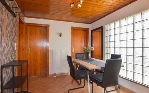 Selma: Möbel, Eigentum, Tabelle, Tür, Holz, Stuhl, Interior Design, Flooring, Fussboden, Holzbeize