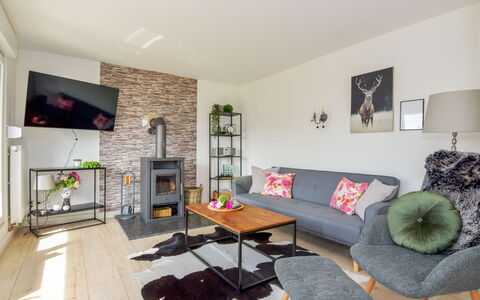 Anna: Tabelle, Couch, Bilderrahmen, Möbel, Wohnzimmer, Studio Couch, Zimmerpflanze, Interior Design, Holz, Fussboden