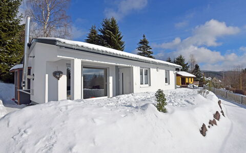 Anna: Himmel, Wolke, Schnee, Gebäude, Eigentum, Fenster, Pflanze, Baum, Haus, Steigung