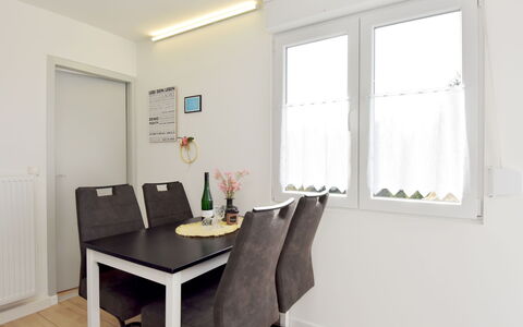 Anna: Eigentum, Tabelle, Möbel, Fenster, Holz, Stuhl, Schatten, Interior Design, Rechteck
