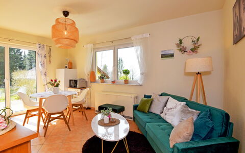 Konrad: Möbel, Tabelle, Fenster, Azurblau, Stuhl, Couch, Holz, Interior Design, Wohnzimmer, Fussboden