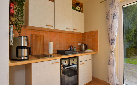 Konrad: Spüle, Eigentum, Cabinetry, Countertop, Küchengerät, Sinken, Gebäude, Küche, Herd, Holz