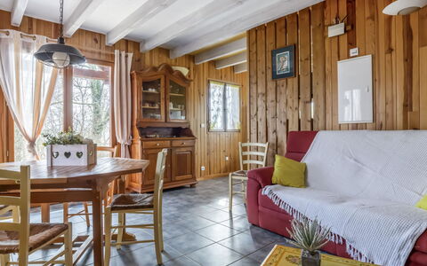 Le Noisetier: Tabelle, Möbel, Eigentum, Fenster, Couch, Gebäude, Holz, Bilderrahmen, Interior Design, Wohnzimmer