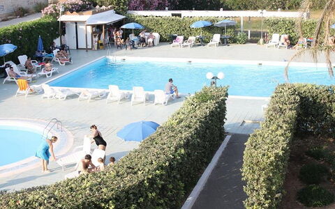 Baraka Apartments: Wasser, Pflanze, Eigentum, Schwimmbad, Azurblau, Gartenmöbel, Stuhl, Freizeit, Baum, Schatten